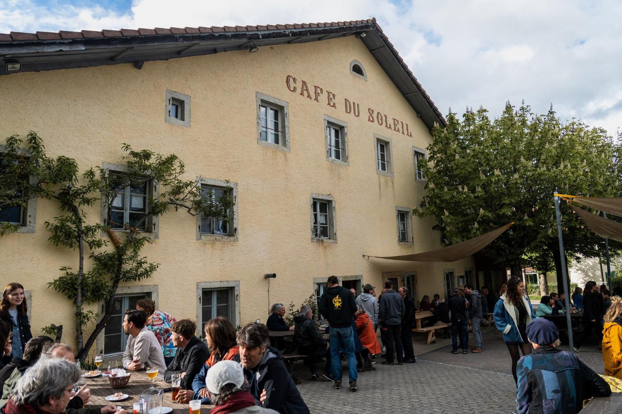 Cafe Du Soleil Hotell Saignelégier Eksteriør bilde